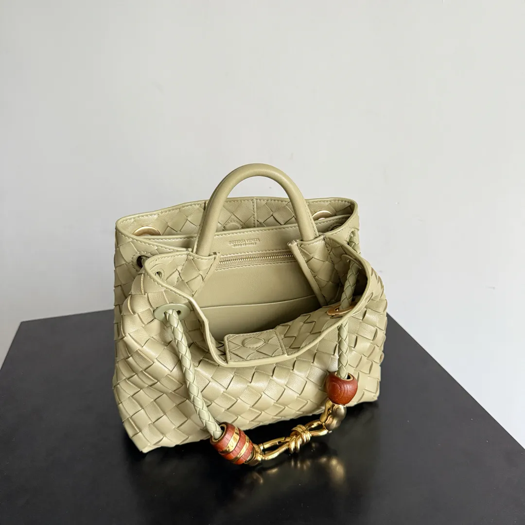 The new Andiamo batch of 3060 BV is shipped‼ ️The classic intercciato weaving process is used to create a soft bag, the metal knot is made of micro-cast aluminum using jewelry technology🪢, and the decorative beads are made of metal and hand-polished oak, allowing you to jump repeatedly between elegance and fun💃, making it unpredictable. Classic and versatile, it shows off your temperament, and the bag has a large capacity, making it very convenient for daily commuting! It has a variety of carrying methods, the shoulder straps can be adjusted by yourself, the original lambskin feels soft and delicate, and the unisex style breaks gender boundaries and brings a more practical and long-lasting use experience. The Andiamo, which has both elegant and casual styles, perfectly interprets the "fashionable old money style". Style No.: 743568+Wood Hardware Color: Travertine Green Size: 25*22*10.5cm